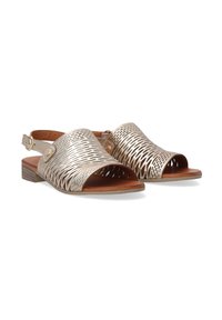 Metaalkleurige gouden open teen sandalen met geweven patronen, een verstelbare band en een lage blokhak met een gladde tan voetbed.