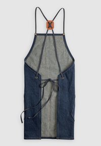 Delantal de mezclilla con un exterior azul oscuro y un interior gris. Presenta tirantes cruzados, detalles de cuero y un lazo en la cintura para ajustes.