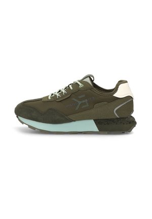 Zapatillas de deporte verde oliva con una combinación de materiales de ante y malla, entresuela en un suave tono menta y acentos grises. Presenta un clásico diseño de cordones.