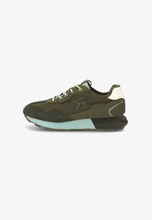 Zapatillas de deporte verde oliva con una combinación de materiales de ante y malla, entresuela en un suave tono menta y acentos grises. Presenta un clásico diseño de cordones.