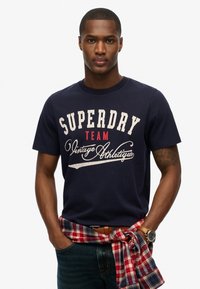 Superdry & Co - T-shirt z nadrukiem