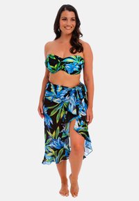 Top de bikini con base negra y patrón floral en verde y azul; falda envolvente a juego con una abertura lateral y una tela suave y fluida.