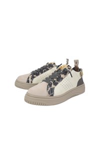 Witte en grijze sneakers van suede en leer, met perforaties, grijze veters en een gestructureerde zool. Opvallende trekstrop aan de achterkant.
