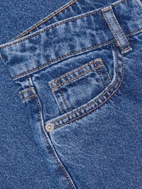 Blå denimjeans med framficka, med silverdetaljer, orange sömmar och ett något strukturerat tyg.