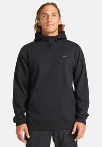 Felpa nera con cappuccio realizzata in tessuto morbido, dotata di tasca frontale, cappuccio con coulisse, polsini a coste e un piccolo patch con logo sul petto.