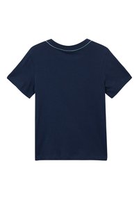 Marineblaue Baumwoll-T-Shirt mit kurzen Ärmeln, runder Ausschnitt und kontrastierenden Nähten am Kragen. Schlichte Rückansicht, keine Muster oder Grafiken.