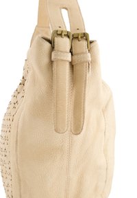 Beige leren schoudertas met een gestructureerd oppervlak, twee gespsluitingen en een uniek geweven ontwerp langs één zijde.