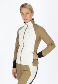Braune und weiße Zip-Up-Sportjacke mit gepolstertem Frontbereich, hohem Kragen und schwarzen Akzenten an den Ärmeln. Mit "SWEDEMOUNT"-Logo.
