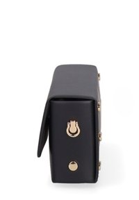 Sac en cuir noir de forme rectangulaire, avec une fermeture à rabat, des accents en métal doré et des détails de couture visibles.