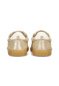Zapatillas de ante beige con un acabado metálico brillante, forro interior suave y suela de goma; con una pequeña etiqueta de la marca en el talón.