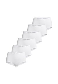 Sei mutande hipster bianche in cotone femminili disposte in una linea diagonale su uno sfondo bianco.