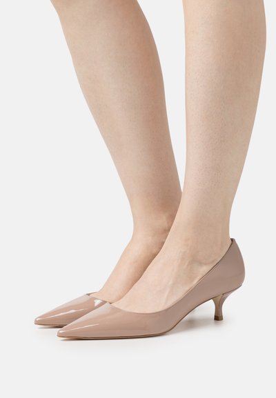 Stuart Weitzman KITTEN - Saltos clássicos - fawn