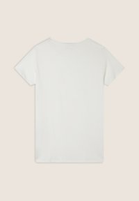 Camiseta de algodón blanca de manga corta y cuello redondo, con una textura suave y sin patrones ni acentos visibles.