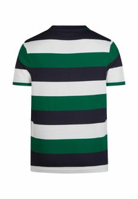 T-shirt à manches courtes avec des rayures horizontales vertes, bleu marine et blanches. Encolure ronde en matériau doux en coton. Pas de logos ni de graphiques visibles.