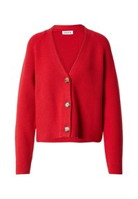 Roter gerippter Cardigan mit V-Ausschnitt, der vorne drei Knöpfe hat und lange Ärmel besitzt. Der strukturierte Stoff verleiht ein gemütliches Aussehen.