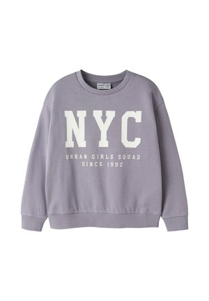 Felpa girocollo lilla con "NYC" in grandi lettere bianche e la scritta "Urban Girls Squad Since 1992" stampata sotto in testo bianco più piccolo.