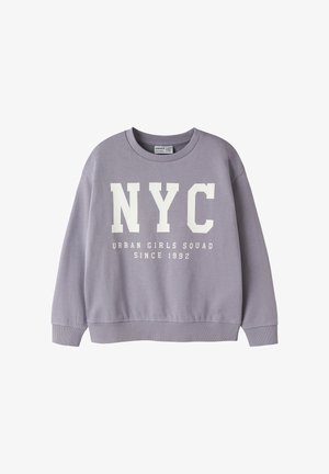 Felpa girocollo lilla con "NYC" in grandi lettere bianche e la scritta "Urban Girls Squad Since 1992" stampata sotto in testo bianco più piccolo.