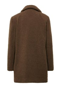 Bruine pluche jas met een brede kraag, lange mouwen en een losse pasvorm. De textuur is zacht, vergelijkbaar met fleece, zonder zichtbare sluitingen of details.