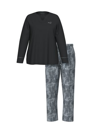 Camiseta negra de manga larga con escote en V y un pequeño detalle de texto; combinada con pantalones grises con un patrón de leopardo negro.