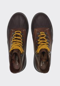 Stivaletti alla caviglia in pelle marrone con lacci gialli, punta tonda e occhielli in metallo; tomaia texture con suola in gomma; logo visibile sulla soletta.