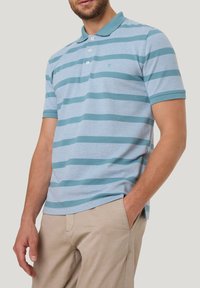 Blauwgestreept poloshirt met afwisselende dunne en dikke strepen, gemaakt van een zachte stof, met een kraag en een drieknopenlijst.