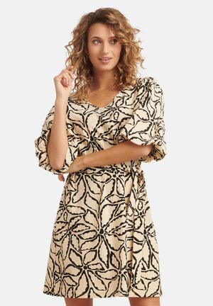 Kurzärmliges Wickelkleid aus beigem Stoff mit einem schwarzen Blumenmuster, V-Ausschnitt und gerafften Ärmeln.