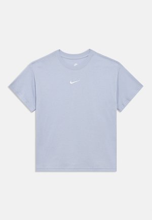 Světle modré tričko Nike s krátkými rukávy a bílým logem swoosh uprostřed na hrudi a pod límcem na bílém pozadí.