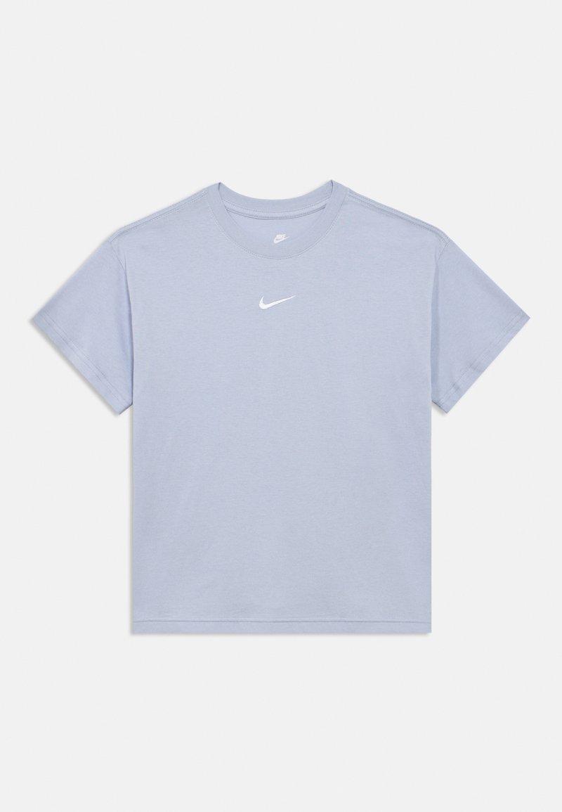 Ανοιχτό μπλε κοντομάνικο t-shirt Nike με λευκό λογότυπο swoosh στο κέντρο του στήθους και κάτω από το γιακά, σε λευκό φόντο.