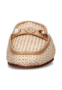 Pantofole in tessuto intrecciato beige con punta arrotondata, rifiniture in pelle liscia e bottoni decorativi con perle e accenti colorati.