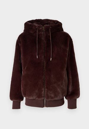 Burgunderfarbener Kunstfell-Hoodie mit durchgehendem Reißverschluss, verstellbaren Kordeln und gerippten Bündchen. Weiche Textur und luxuriöses Aussehen.