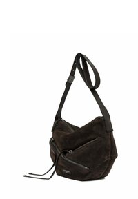 Borsa a spalla in suede marrone con design angolato, due tasche con zip e una tracolla in pelle nera. Tessuto liscio e stile minimalista.
