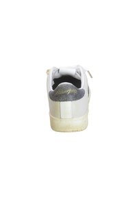 Sneaker in pelle bianca con tallone in suede grigio, accentuazione testurizzata e branding dorato. Presenta un colletto imbottito e una suola in gomma consumata.