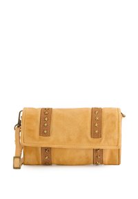 Gul læder clutch taske med foldover låg, brune stropper med gyldne stjerneaccenter og en aftagelig skulderrem. Glat tekstur.