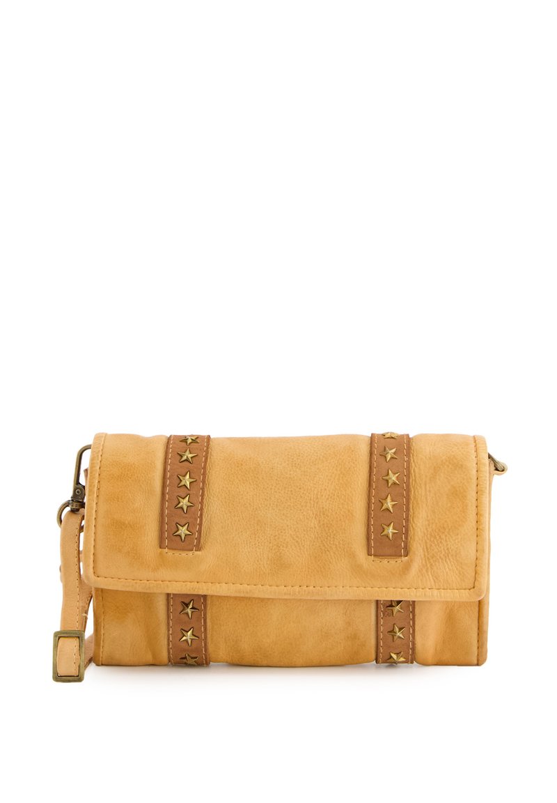 Gul læder clutch taske med foldover låg, brune stropper med gyldne stjerneaccenter og en aftagelig skulderrem. Glat tekstur.