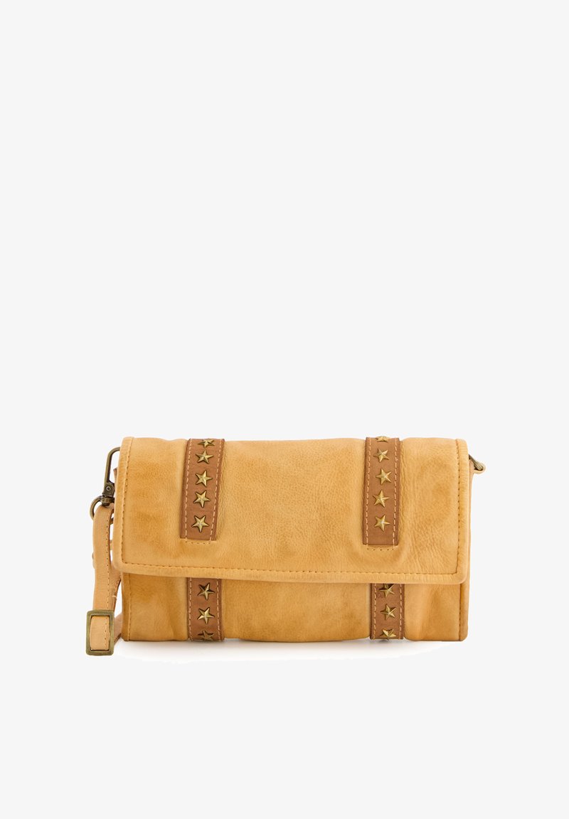 Gelbe Lederclutch mit umklappbarem Deckel, braunen Riemen mit goldenen Sternakzenten und abnehmbarem Schulterriemen. Glatte Oberfläche.