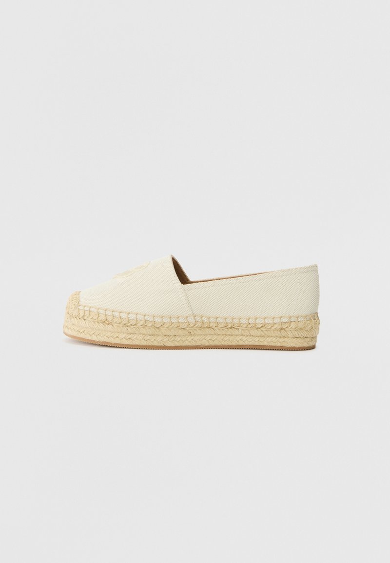 Platnene espadrile s bež gornjim dijelom, pletenom jutenom potplatom i minimalističkim dizajnom. Imaju zaobljen prst i šivane detalje duž rubova.