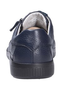 Sneakers in pelle blu navy con una finitura testurizzata, dotati di un colletto imbottito, suola in gomma nera e chiusura con zip sul retro per un facile accesso.