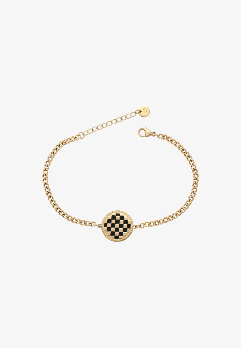 Bracciale in catena d'oro con un ciondolo rotondo a motivo a scacchi bianco e nero, con bordo testurizzato e chiusura con gancio a molla.