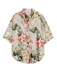 Chemise à manches courtes avec boutons, présentant un fond gris clair orné de motifs floraux tropicaux rose, orange et vert. Texture du tissu lisse.