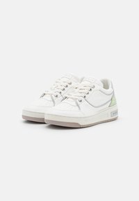 Weiße Sneakers mit einem glatten Lederobermaterial, runder Zehenform und Schnürdesign. Silberne Akzente an der Seite und eine strukturierten Gummisohle.