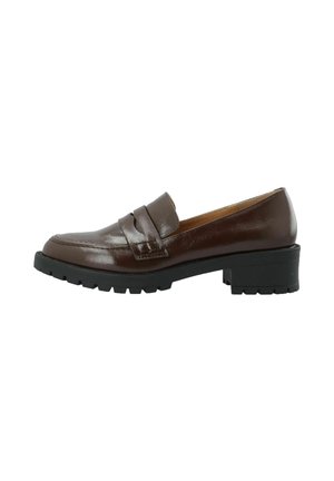 Brauner Lederloafer mit strukturiertem Finish, ausgestattet mit einem auffälligen Riemen über dem Rist, robuster schwarzer Gummisohle und niedrigem Blockabsatz.