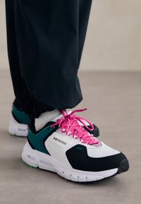 Under Armour SUMMIT TREK Training shoe white/black/black