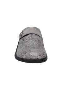 Graue Slipper mit strukturierten Oberfläche, aus Kunstleder, dekorativem Riemen und einem floralen Metallelement. Die Sohle ist schwarz.