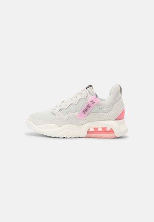 Jasnoszary i biały sneaker z różową podeszwą z poduszką powietrzną oraz różową metką przy sznurowadłach, widziany z boku na białym tle.