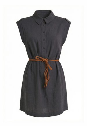 Vestido camisa negro sin mangas con tapeta de botones, cuello puntiagudo, trabillas en los hombros y cinturón trenzado marrón atado a la cintura.