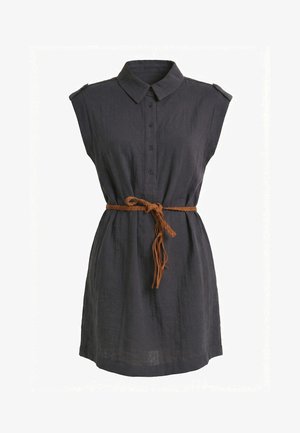 Vestido camisa negro sin mangas con tapeta de botones, cuello puntiagudo, trabillas en los hombros y cinturón trenzado marrón atado a la cintura.