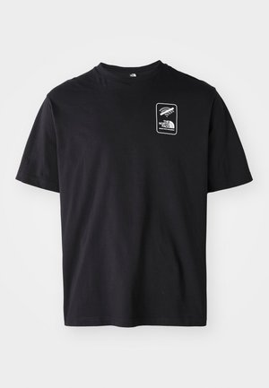 T-shirt in cotone nero con maniche corte, scollo rotondo, con un logo grafico bianco all'interno di un riquadro nella zona sinistra del petto.