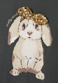 Illustration eines beigen Hasen mit einer braun-weißen gepunkteten Stoffschleife auf dem Kopf und den Worten "schöne Gedanken" auf einem dunklen Hintergrund.