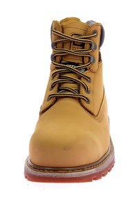 Botas de trabajo tipo Tan con material de cuero, puntera redonda, cordones negros y amarillos, cuello acolchado y suela de goma con agarre texturizado.