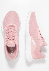 Różowe buty sportowe z siateczkową cholewką, białą gumową podeszwą, sznurowadłami i logo. Wyposażone w wyściółkę przy kołnierzu i języku dla większego komfortu.